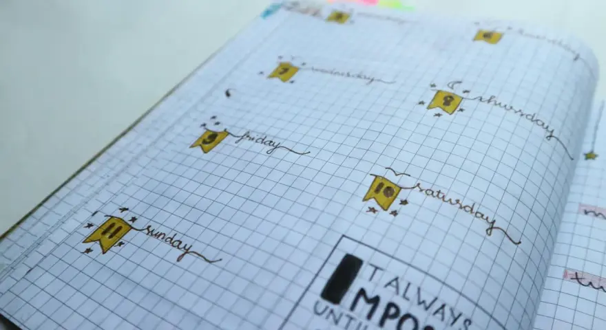 Urocze bullet journal inspiracje: dni tygodnia z flagami i cytat "Always seen impossible until it's done".