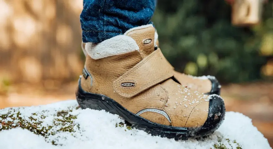 Pierwsze buty zimowe dla dziecka, brązowe, ocieplane, gotowe na śnieżne przygody.
