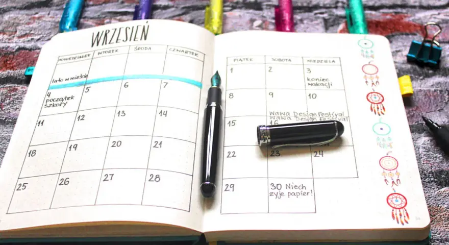 Bullet journal pomysły na strony: kalendarz na wrzesień z notatkami o szkole i festiwalu.