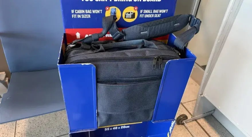 Torba podróżna, która jest o 2 cm za duża na bagaż podręczny Ryanair, nie mieści się w mierniku.
