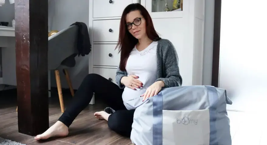 Gotowa na poród! Ciężarna kobieta z torbą na porodówkę.