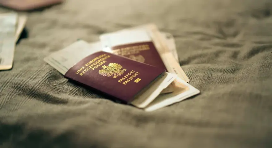 Paszport i dowód czekają na lot samolotem. Gotowi na podróż!