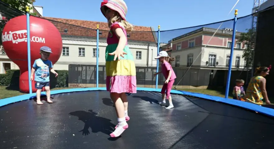 Dzieci skaczą na trampolinie, co jest świetną zabawą i aktywnością fizyczną. Czy trampolina jest zdrowa dla dzieci? Tak, rozwija koordynację i wzmacnia mięśnie.