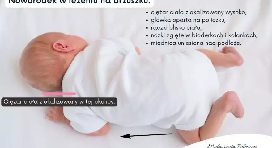 Słodkie niemowlę śpi na brzuchu mamy, z główką opartą na policzku. Jego nóżki są zgięte, a miednica uniesiona.