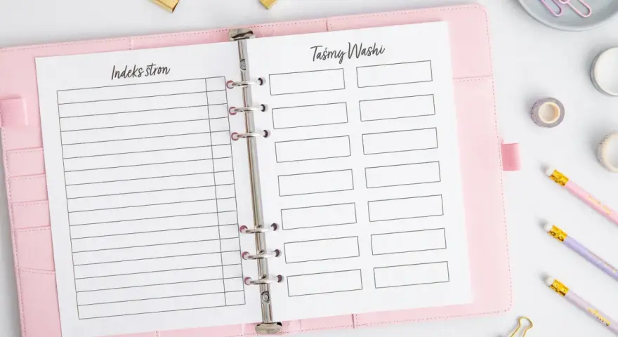 Różowy planer z listą indeksu stron i tabelą na taśmy washi. Idealny, by zacząć przygodę z bullet journal.