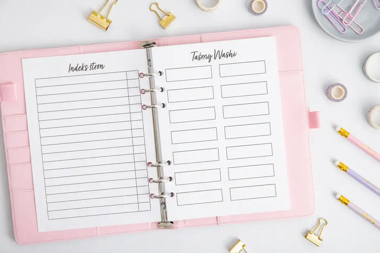 R&oacute;żowy planer z listą indeksu stron i taśmami washi. Idealny, by zacząć sw&oacute;j bullet journal i uporządkować pomysły.