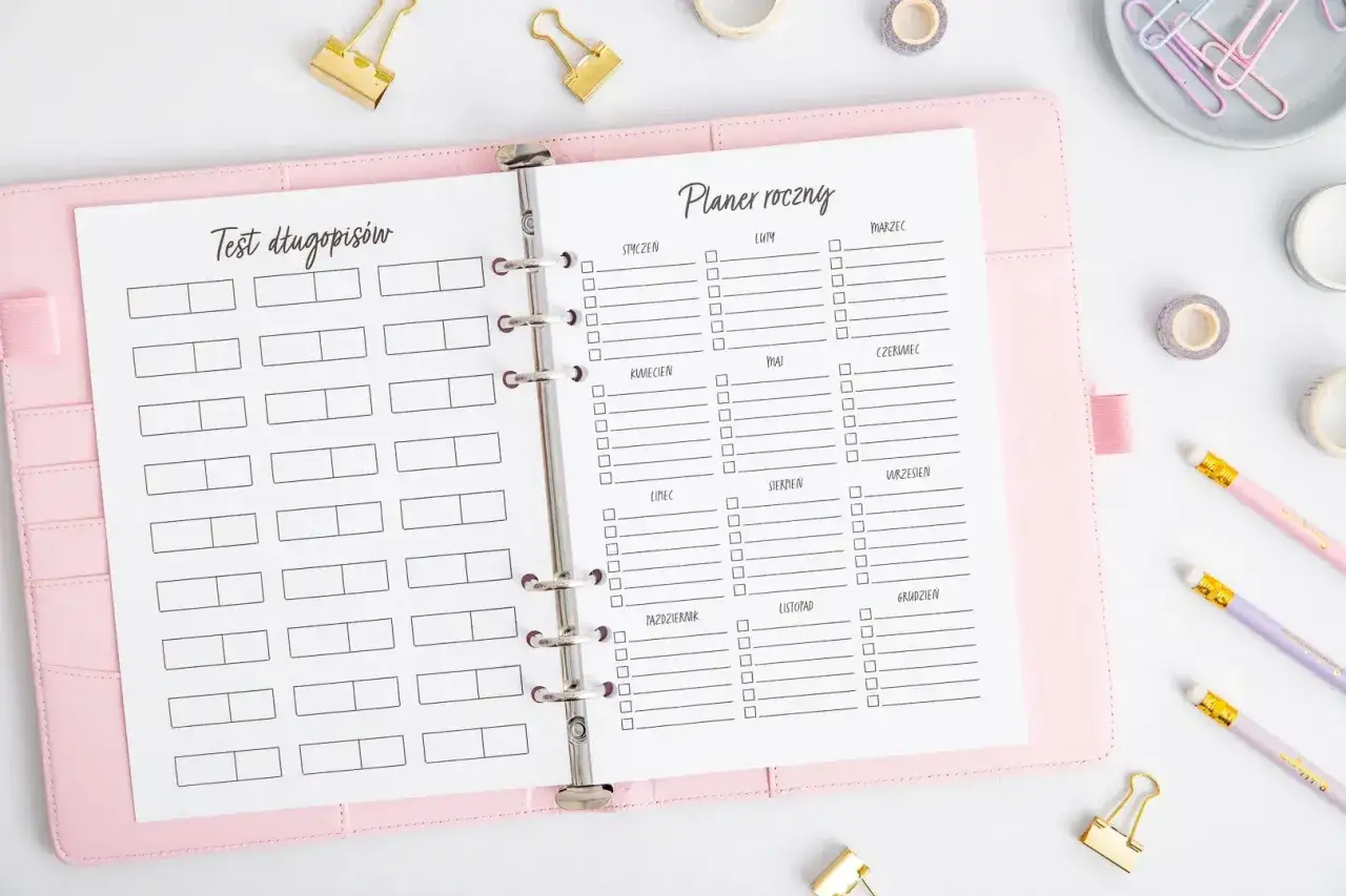 Otwarty r&oacute;żowy segregator z planerem rocznym i testem długopis&oacute;w. Idealny do nauki, jak prowadzić bullet journal.