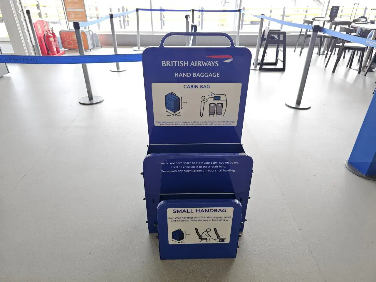 Niebieska miarka bagażu podręcznego British Airways. Sprawdź, czy Twój bagaż podręczny zmieści się w wyznaczonych wymiarach.