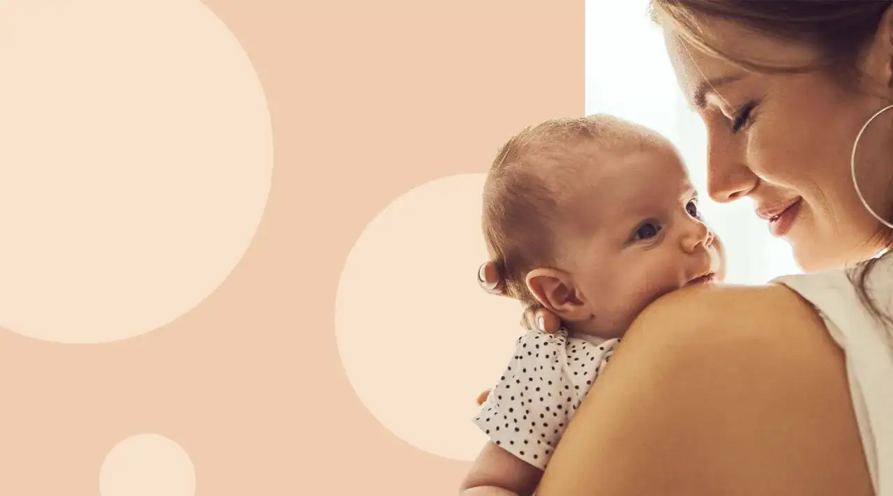 Uśmiechnięta mama tuli swoje dziecko, obserwując jego rozwój noworodka. Delikatne spojrzenia i bliskość.