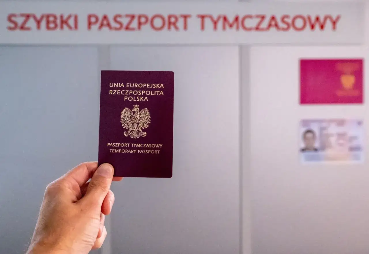 Dłoń trzyma polski paszport tymczasowy. Czy to wystarczy na lot samolotem, czy potrzebny jest dow&oacute;d?