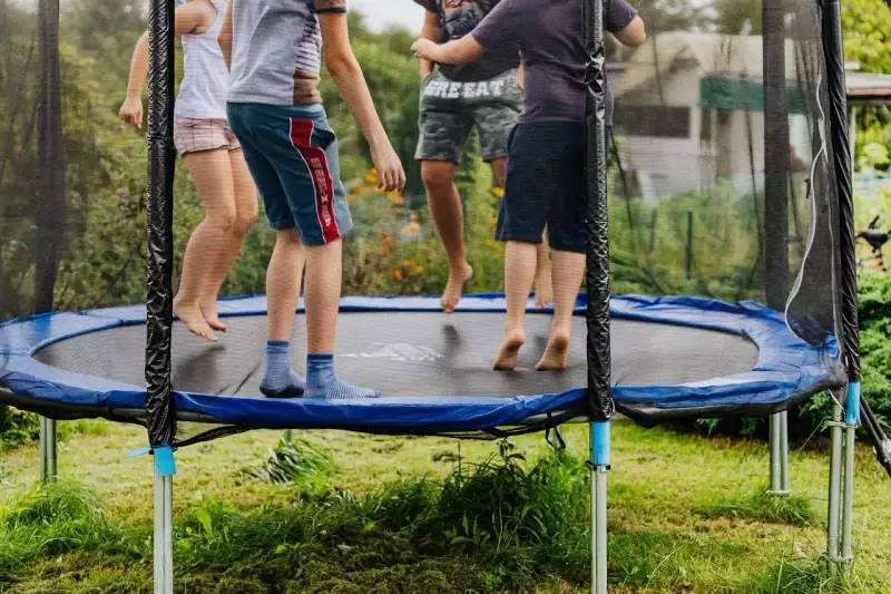Dzieci skaczą na trampolinie. Od jakiego wieku można zacząć zabawę? Odpowiedź znajdziesz w instrukcji, ale radość jest uniwersalna!